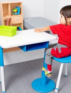 Письмові дитячі столи - перше робоче місце для дитини