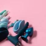 Из чего изготавливают секс-игрушки: подробный разбор материалов, их свойств и рисков