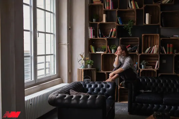 Ідеальний куточок для читання з природним світлом та настільною лампою Організований навчальний простір з правильним освітленням