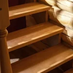 Класичні дерев’яні сходи з масиву: елегантність, надійність і довговічність