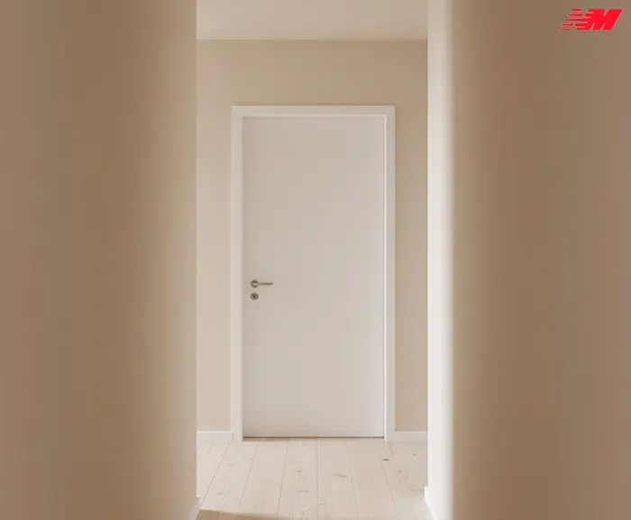 Білі міжкімнатні двері у вузькому коридорі — класичний варіант для малих просторів