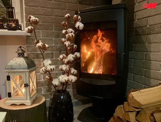 Як працює дров'яна піч Сучасна сталева дров'яна піч з панорамним склом та живим вогнем всередині