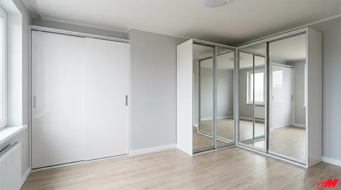 Пряма шафа-купе вздовж стіни і кутова Г-подібна шафа-купе — порівняння в інтер'єрі спальні